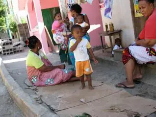 Famille-reunie-devant-une-maison