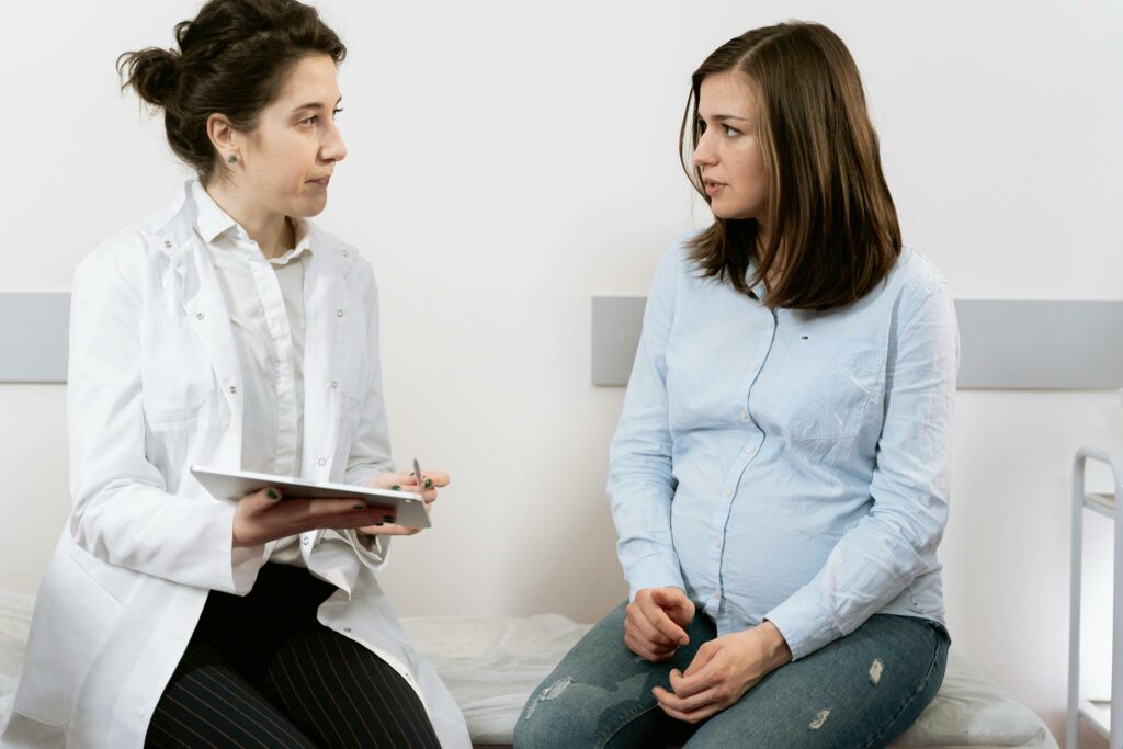 Professionnelle de santé échangeant avec une femme enceinte