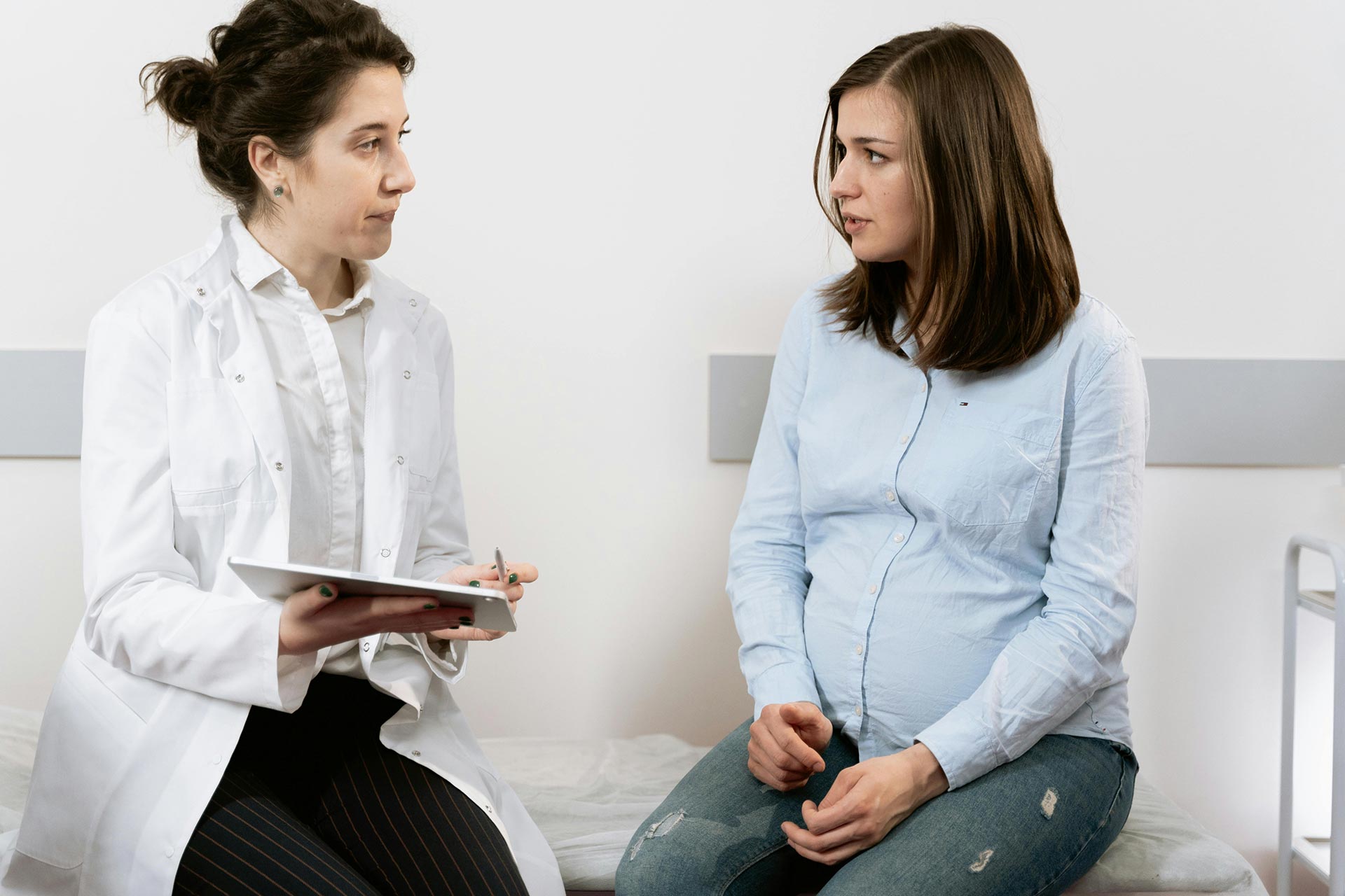 Professionnelle de santé échangeant avec une femme enceinte