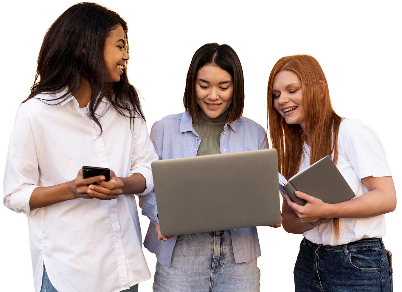 Jeunes femmes consultant des informations ensemble sur un ordinateur